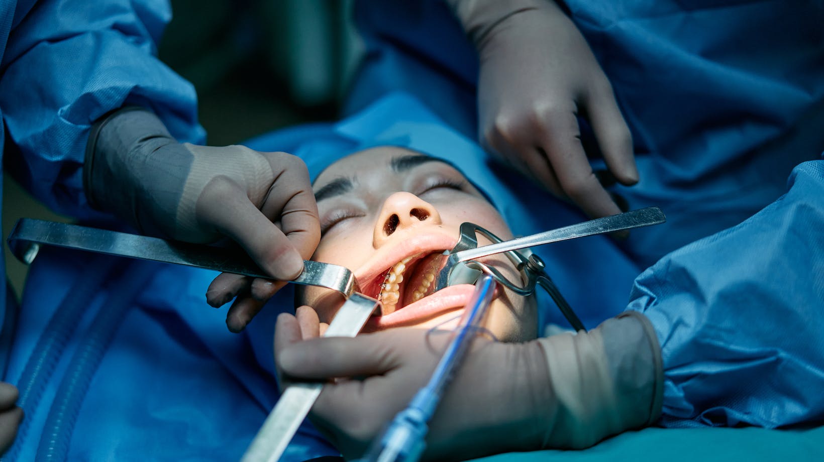during four handed dentistry the operator must have